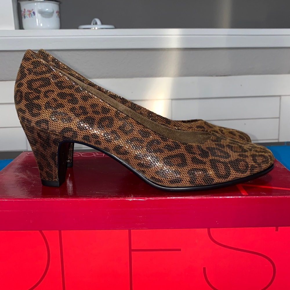 Aerosoles Red Hot Leopard Pumps 7W